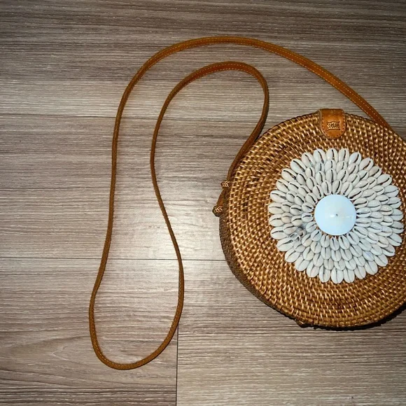 Street Level Round Wicker Seashell Crossbody Straw Bag - Picture 8 of 11